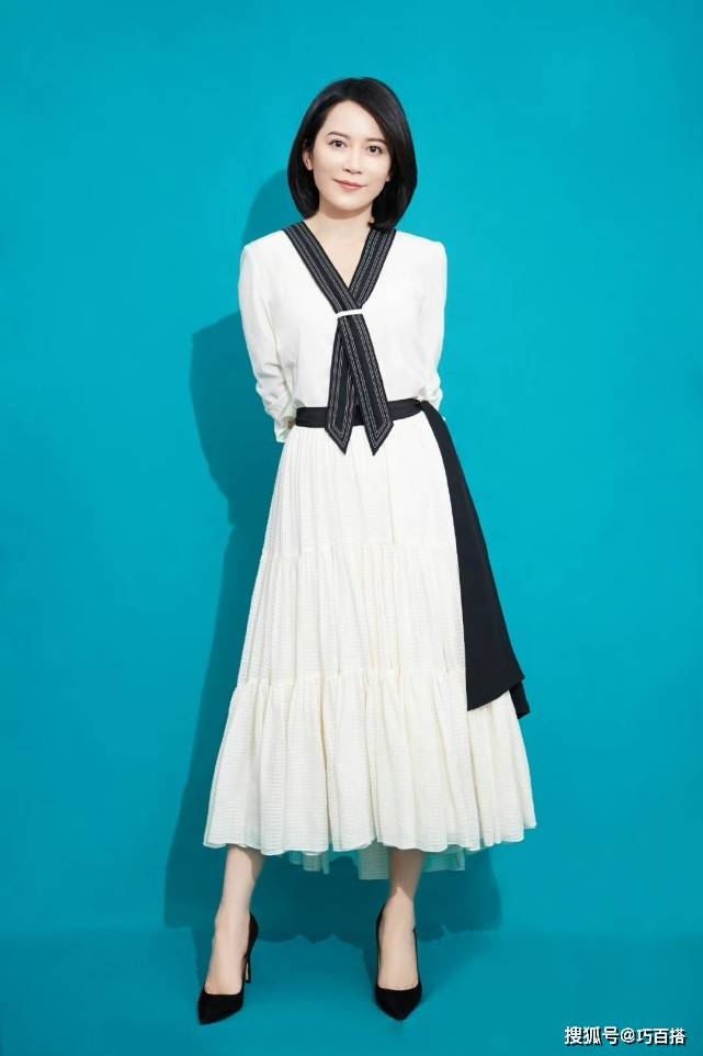 典范 俞飞鸿真是“岁月不败美人”的典范，50岁的她，身姿曼妙衣品超赞