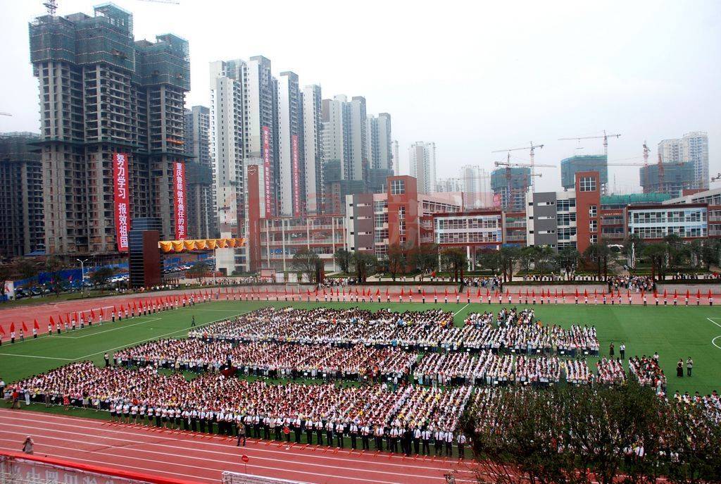 清华自2021年设立数学领军计划以来,巴蜀中学也一直表现非凡,第一年就