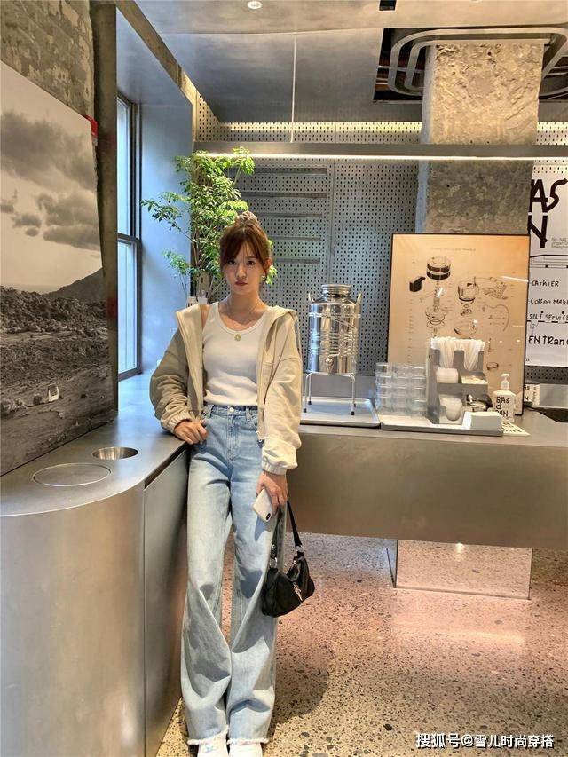 带着 陈赫娇妻张子萱好会穿，白T恤搭喇叭裤，活力清新哪像36岁俩娃妈