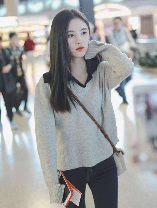 马尾 穿了那么多马丁靴，都不如鞠婧祎的一双“粉笔靴”，穿得腿老直了