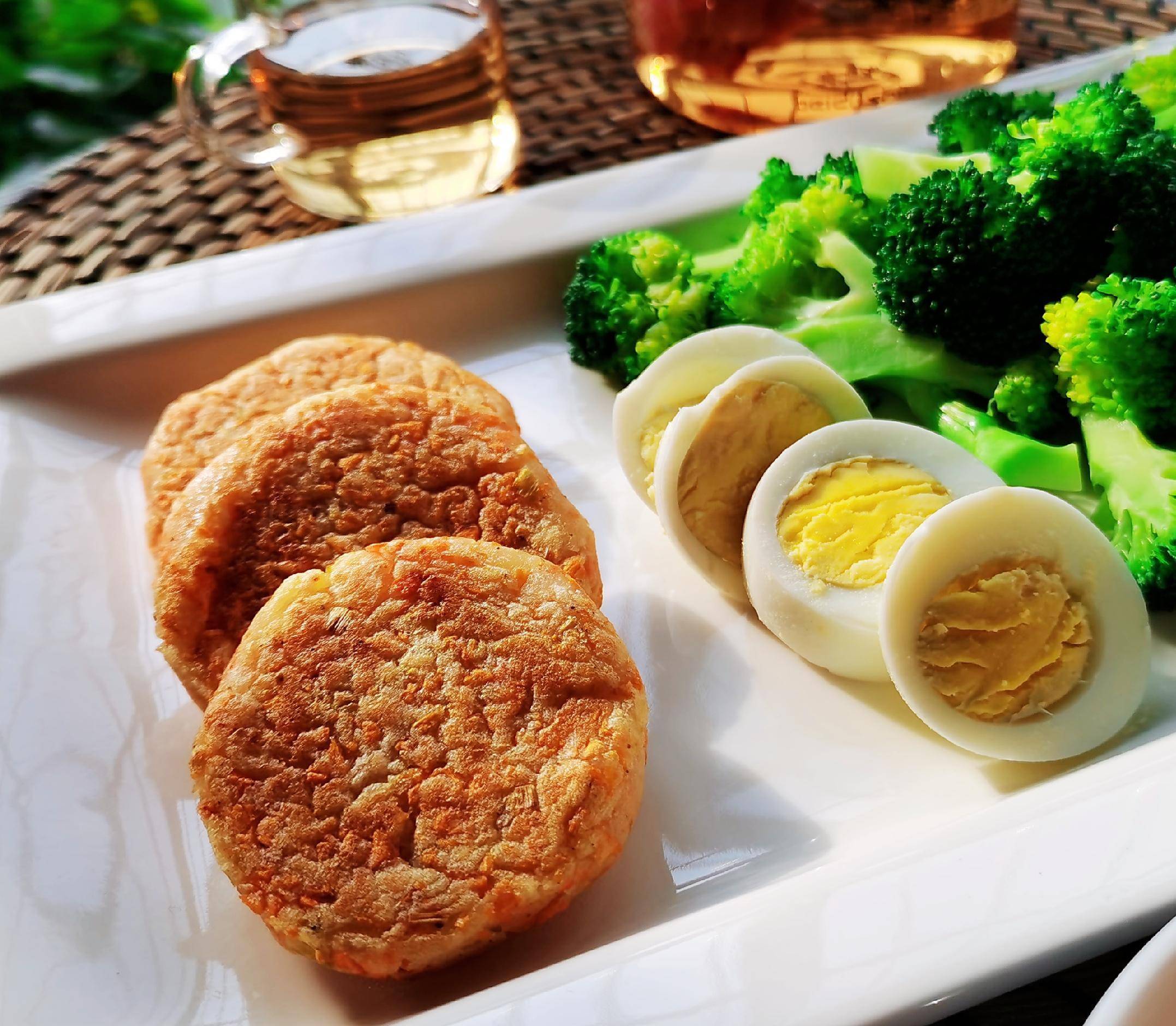 蔬菜|一个人吃好低脂早餐,20分钟做好了土豆泥胡萝卜饼,小菜和杂粮粥