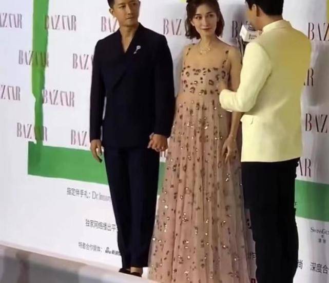 韩庚 韩庚夫妇十指紧扣走红毯，互动甜蜜满眼爱意，卢靖姗造型孕味十足