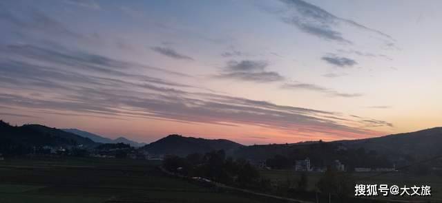 风景|组图！最美的风景在路上，在云南一小山村遇到绝美晚霞