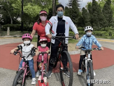 脸部|郭晶晶上节目自曝下厨少！夹一块牛尾放嘴前，黑眼圈突出脸部下垂