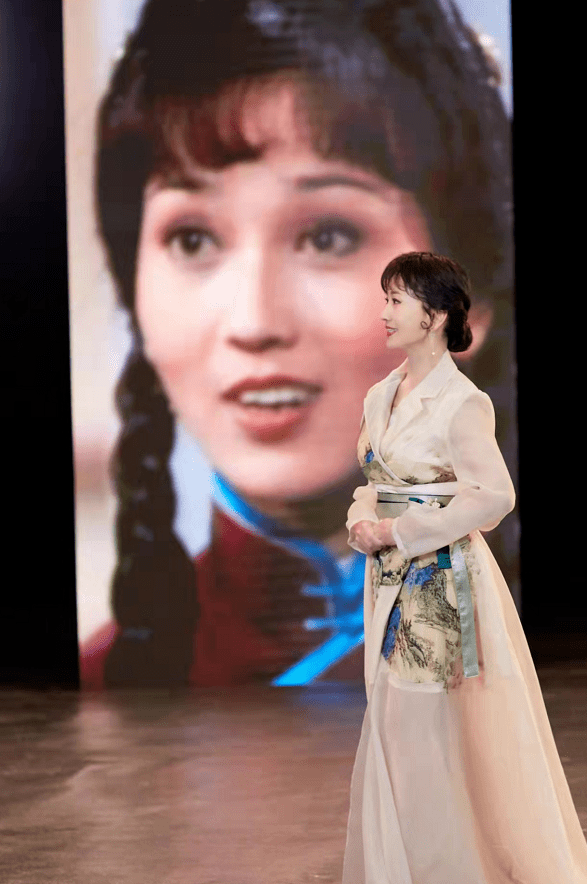 色彩 谁说老年人就不能时尚精致？学赵雅芝穿衣，让皱纹成为优雅代名词