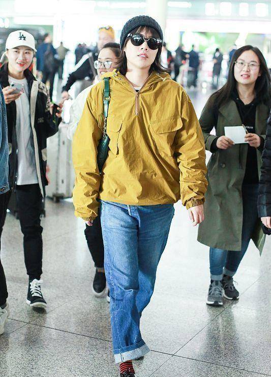 设计 马思纯和妈妈同框挺乖巧,牛仔风衣配阔腿裤,微胖身材都被遮住