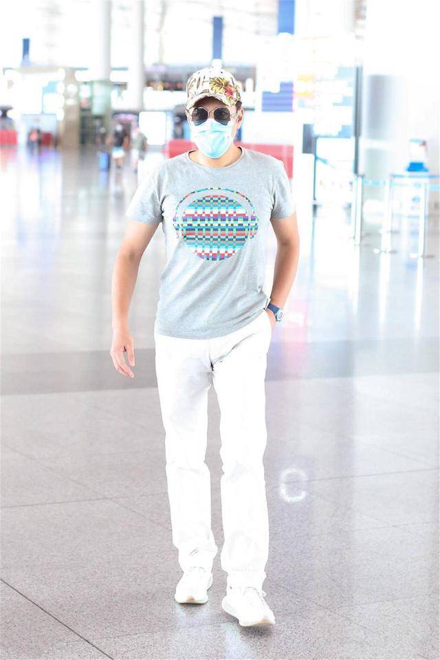 戴印|蔡国庆真不服老，53岁戴印花帽配白裤子显腿长，身材健壮仍如少年