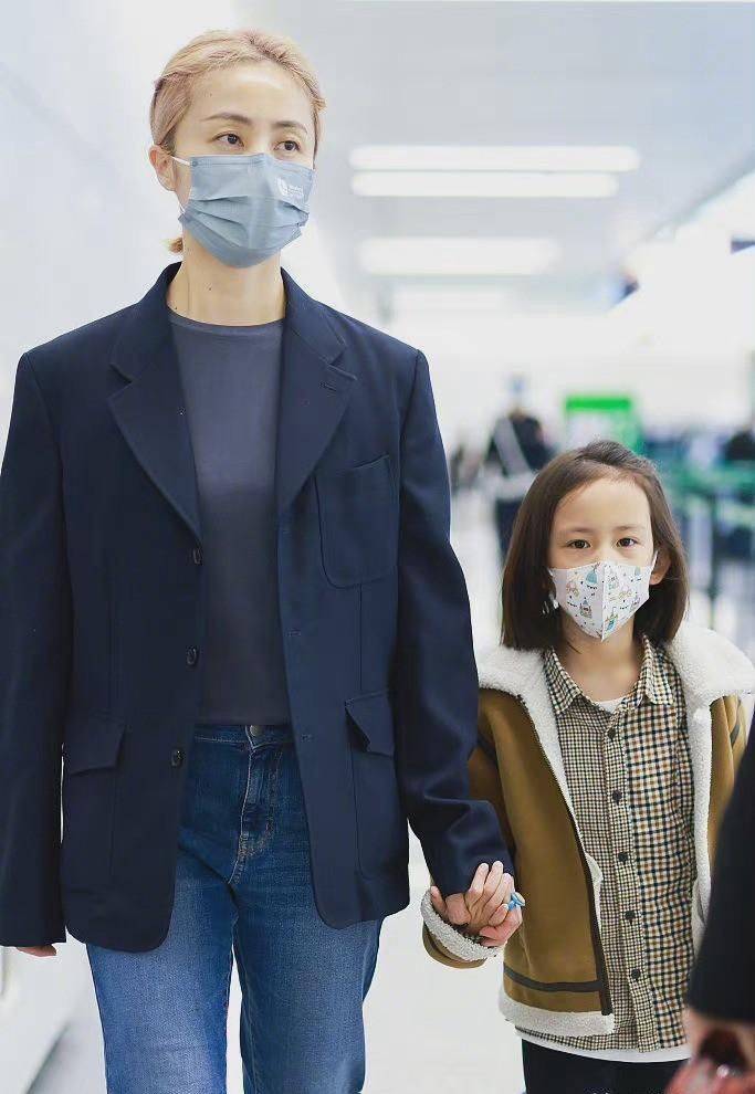 大衣孙莉脸有了中年妇女感，但穿着得体又时髦，整个人气质特别好！