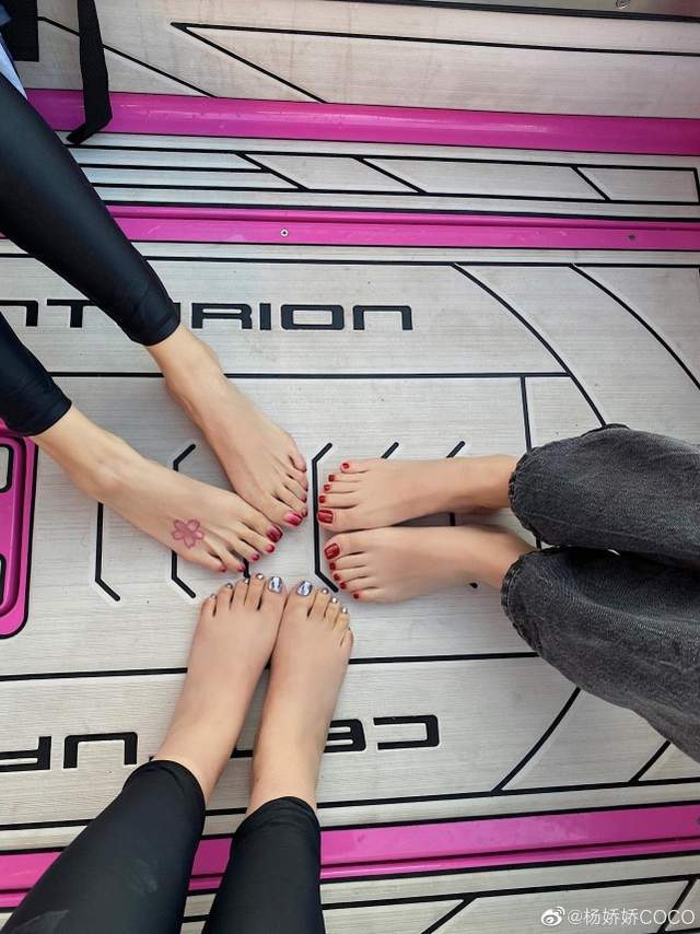 原创杨颖穿露脐衫玩冲浪,大秀脚背梅花纹身,仨姐妹海边放生行善