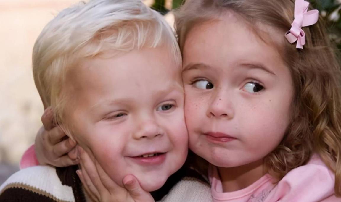 经济|妹妹上幼儿园哭闹，哥哥从大班赶来安慰，老师：哥哥太暖心了！