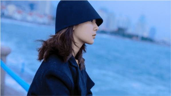 塑造出 杨紫解约后彻底变女强人！穿大衣美出新高度，?带?员工出游真壕气