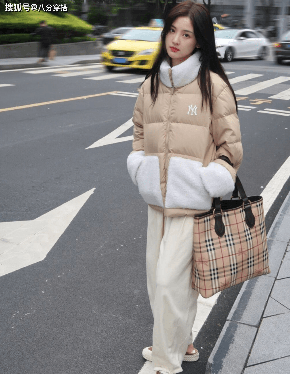 姐妹 今年流行“羽绒服＋小白裤”，保暖舒适又清爽，日常百搭不挑人