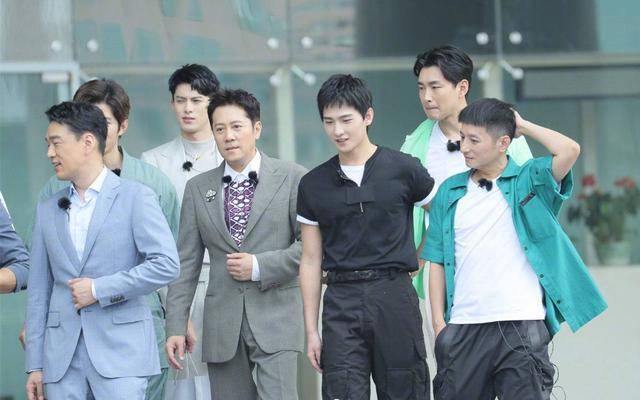 戴印|蔡国庆真不服老，53岁戴印花帽配白裤子显腿长，身材健壮仍如少年