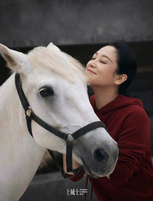 52岁陈红不愧是不老女人罕见露面拍大片造型优雅到骨子里太绝