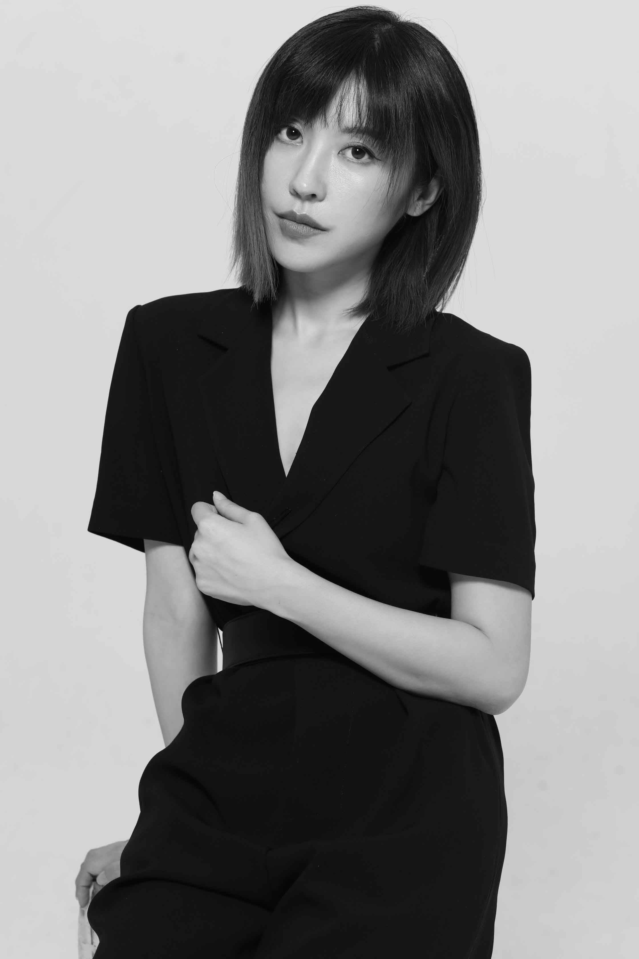 近日,演员裘恩典的一组经典通勤look写真释出,在这组照片中,她身穿