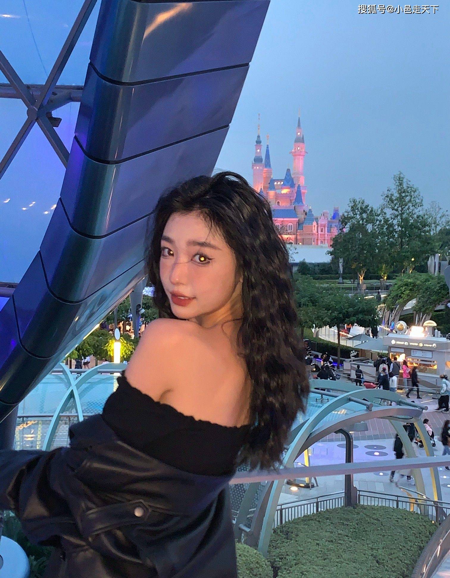 易梦玲黑色超短裤大长腿性感写真