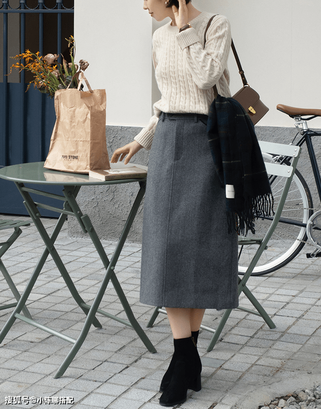 质感 50+女人爱穿的长裙,和毛衣搭配起来最温柔!记住这3点优雅显贵