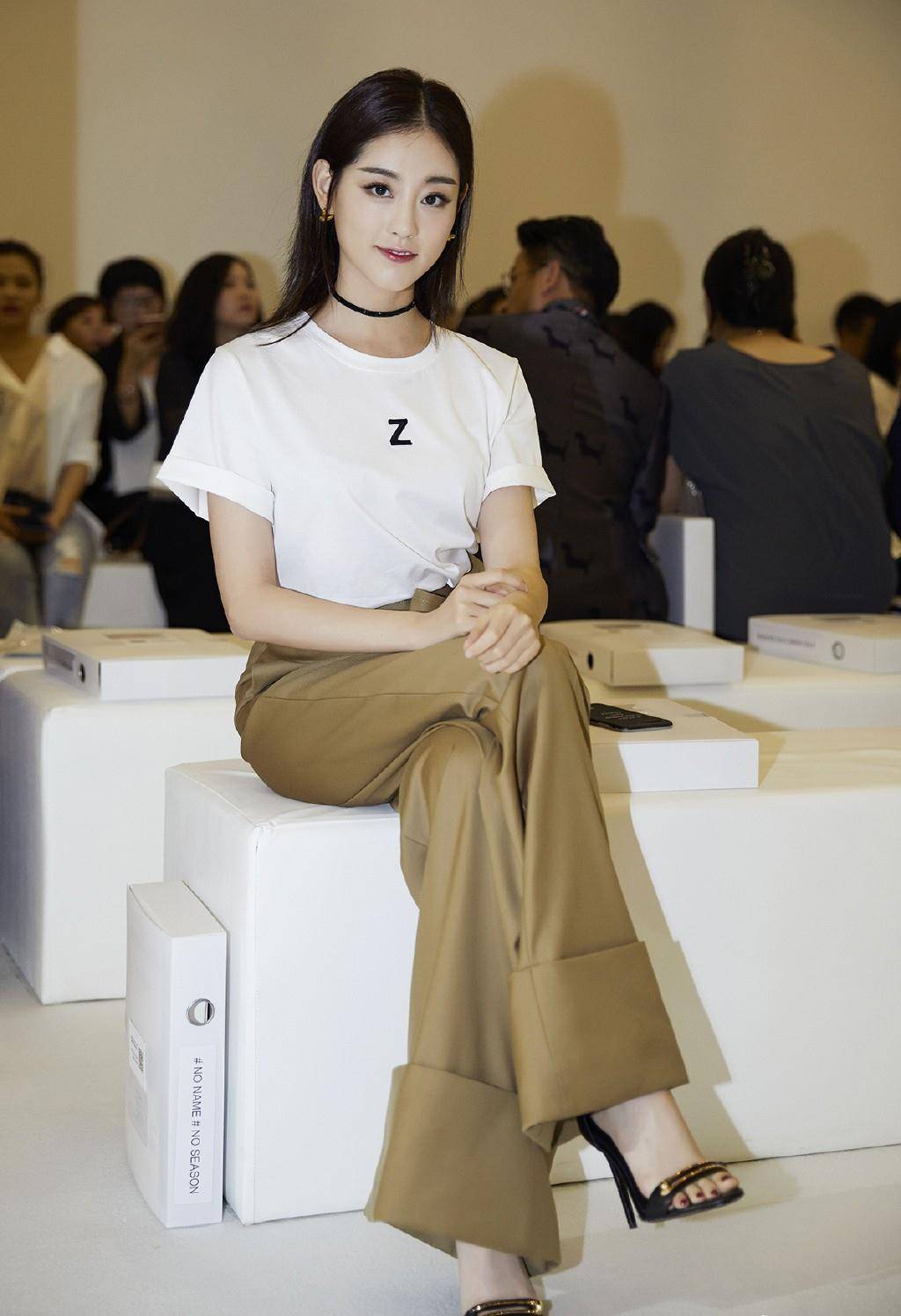 高跟鞋 她是《倚天屠龙记》周芷若,穿格纹外套配8分裤,双腿亲民太抢镜