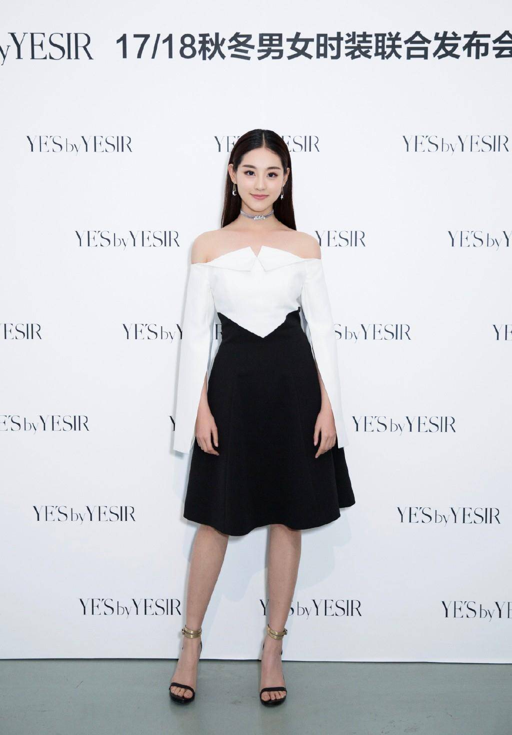 高跟鞋 她是《倚天屠龙记》周芷若,穿格纹外套配8分裤,双腿亲民太抢镜