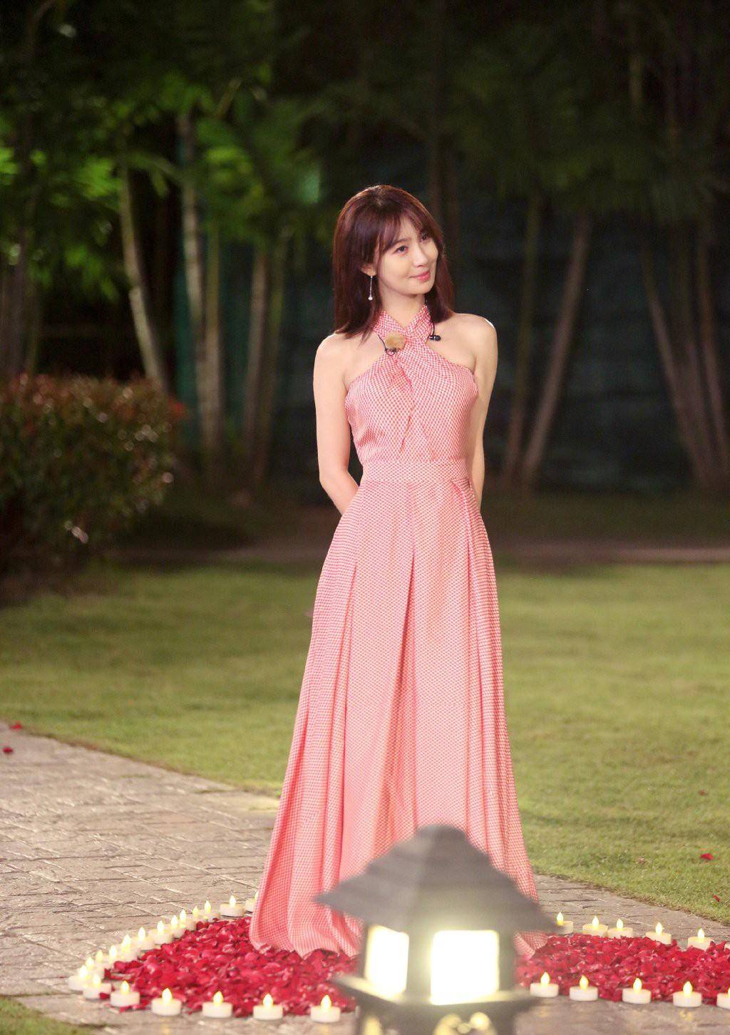 黑色 她是黄晓明前女友,穿衬衣百褶裙配小皮鞋,瞬间美成16岁高中生