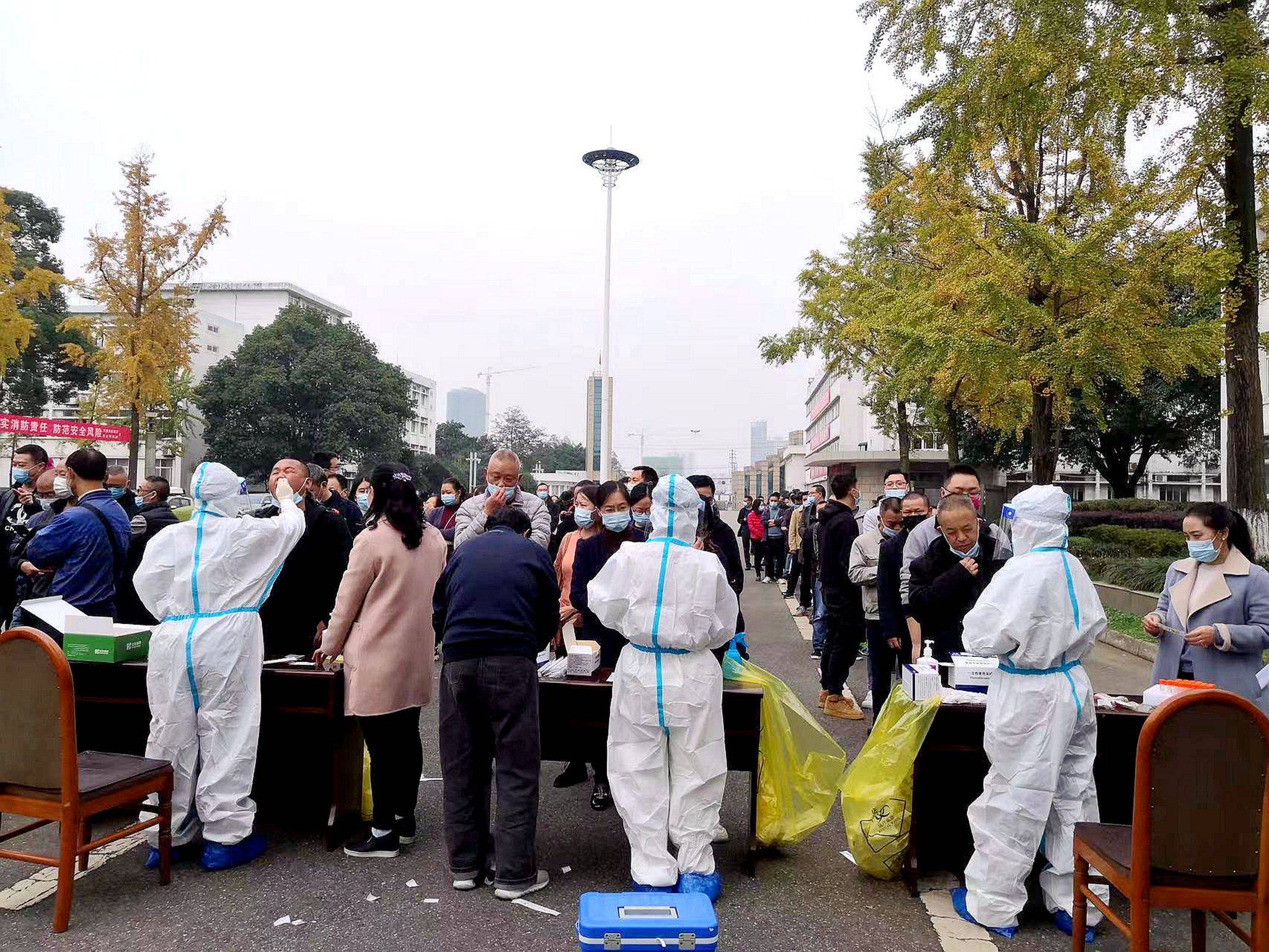 打赢防疫抗疫攻坚战丨四川能投川化集团组织员工开展集体核酸检测