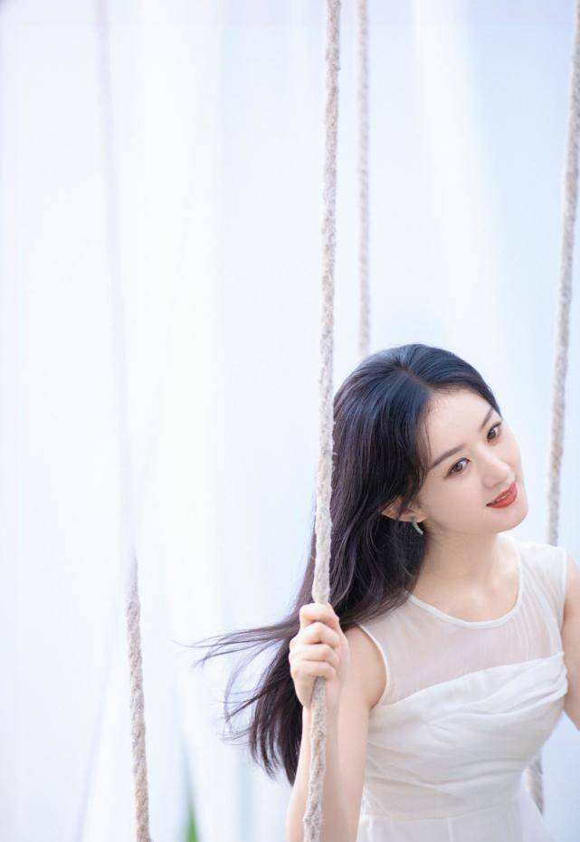 赵丽颖 赵丽颖不走御姐范更美!穿白裙仙气飘飘,披肩秀发宛如画中仙子
