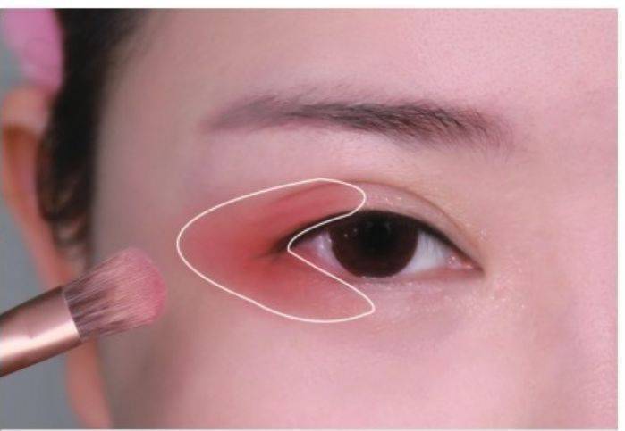 用眼线液在眼尾的位置勾画一条红色的眼线.