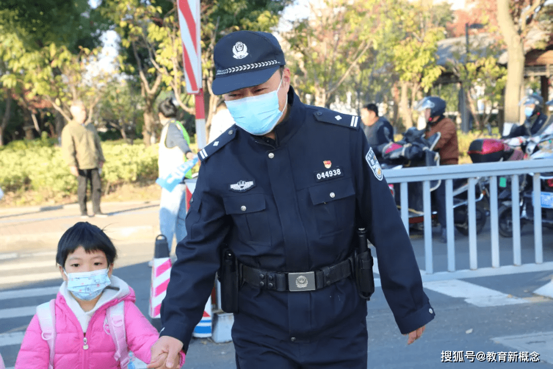 回回头四面八方,无遗漏你的安全,在心中一路平安,明天见理着装警服