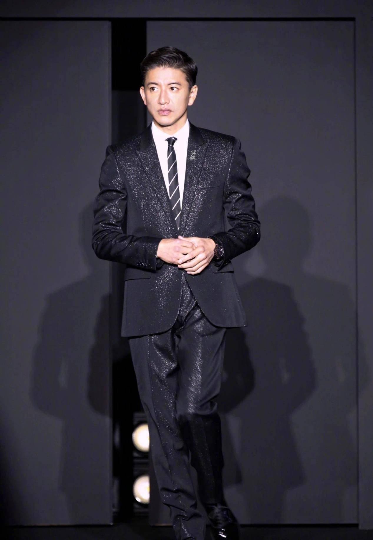 49岁木村拓哉永远是少年被指颜值崩塌也无惧西装革履更显帅气