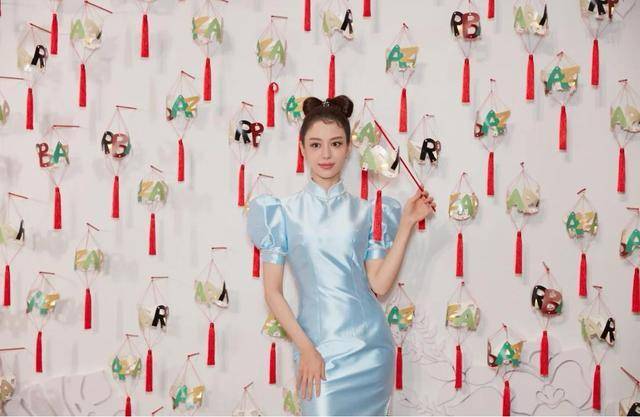 腰围 吉娜穿旗袍秀身材,搭配宝蓝色更显白皙,尽显“s”曲线