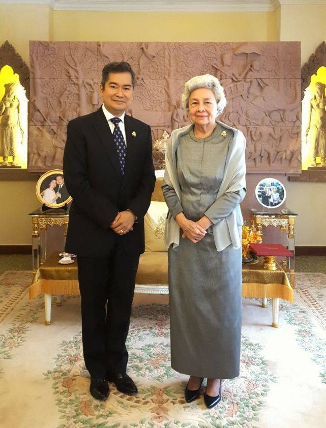 压群芳 66岁柬埔寨公主亮相电影节！一袭灰裙艳压群芳，85岁太后气质更绝