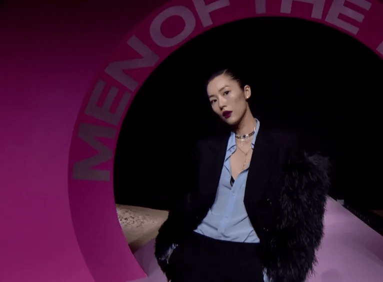 gq红毯大翻车杨天真头顶鸡冠周冬雨风中凌乱baby仙女棒亮了