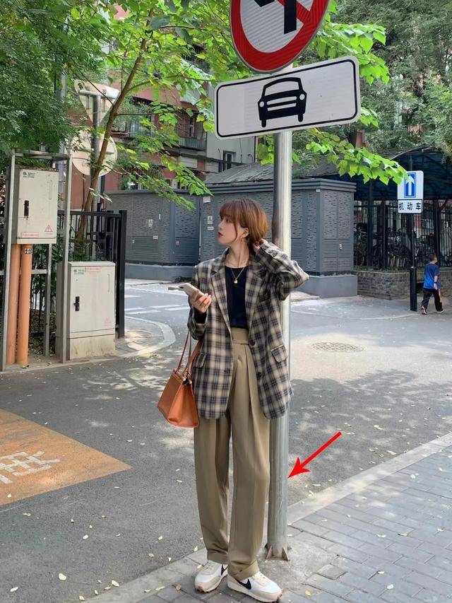 一身不会还有人还在穿“一身黑”吧？冬季最显白的小技巧来啦！