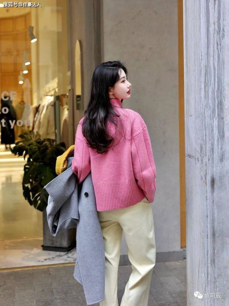毛衣 冬天想要穿出高级感？灰色大衣搭配粉色毛衣高级又时尚，漂亮大方
