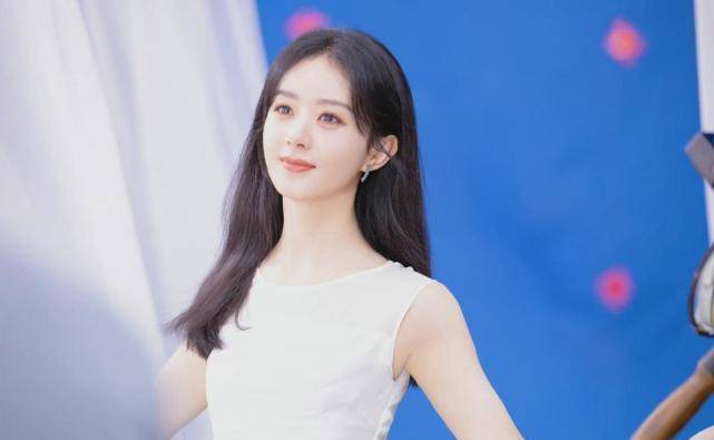 赵丽颖 赵丽颖不走御姐范更美!穿白裙仙气飘飘,披肩秀发宛如画中仙子