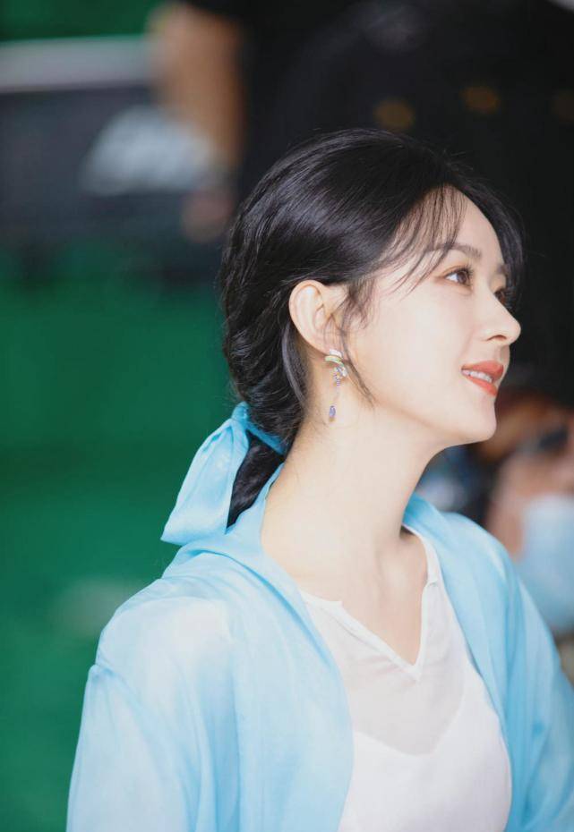 赵丽颖 赵丽颖不走御姐范更美!穿白裙仙气飘飘,披肩秀发宛如画中仙子