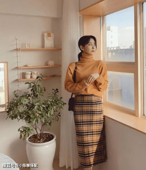 质感 50+女人爱穿的长裙,和毛衣搭配起来最温柔!记住这3点优雅显贵