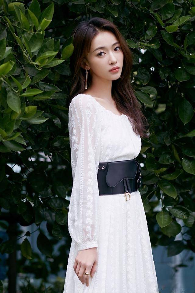 整体 吴谨言娇小身材穿西装撑不起，可好有品位，能把格子西装穿出排场