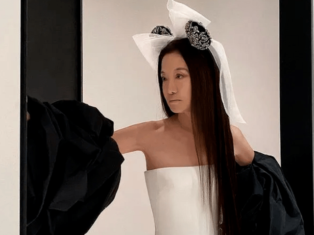 黑色 72岁王薇薇用力过猛！穿挂脖裙卖萌秀模特身材，涂裸色口红没精神