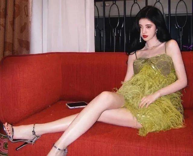 鞠婧祎 女星红毯撞衫的“尴尬”时刻,有人靠傲人身材取胜,有人从无败绩