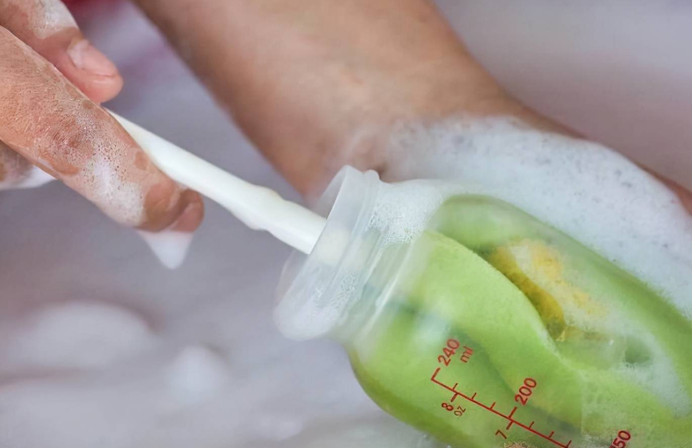 很多新手宝妈都觉得清洗奶瓶是件再简单不过的事,就像平时洗杯子一样