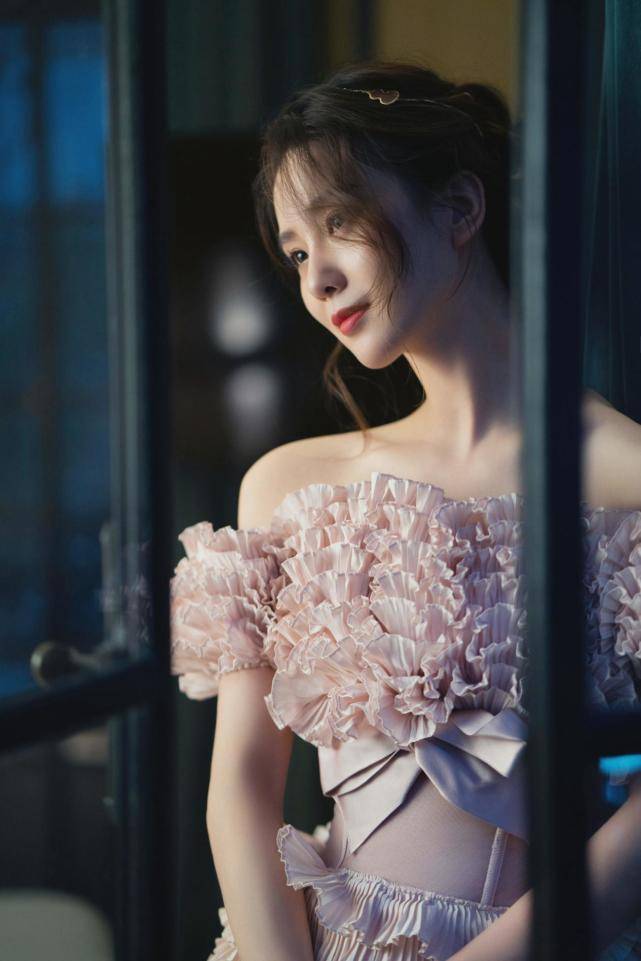 马甲 刘诗诗一出场就称霸全场！穿束腰裙大秀天鹅颈，不走红毯照样成no.1