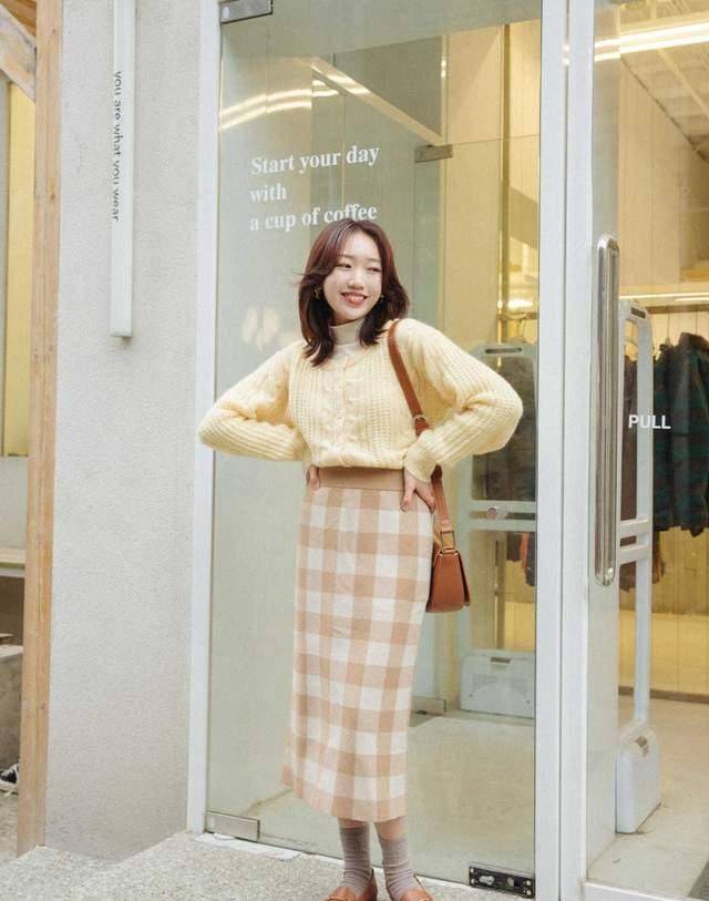 的优点 如何穿出精致小女生，毛衣+半身裙时髦又保暖？6款推荐可示例照搬
