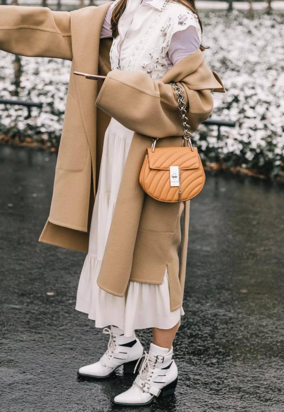 美得 入冬穿大衣＋裙子，美得无可救药！