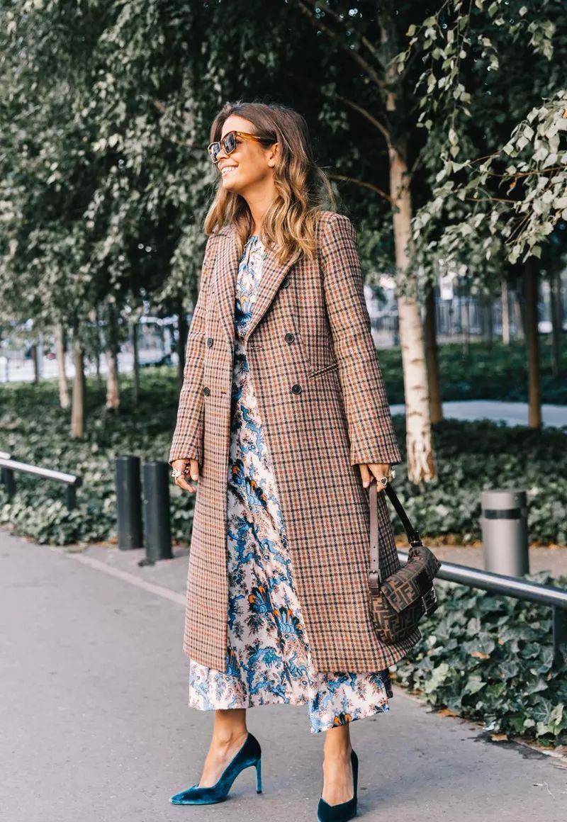 美得 入冬穿大衣＋裙子，美得无可救药！