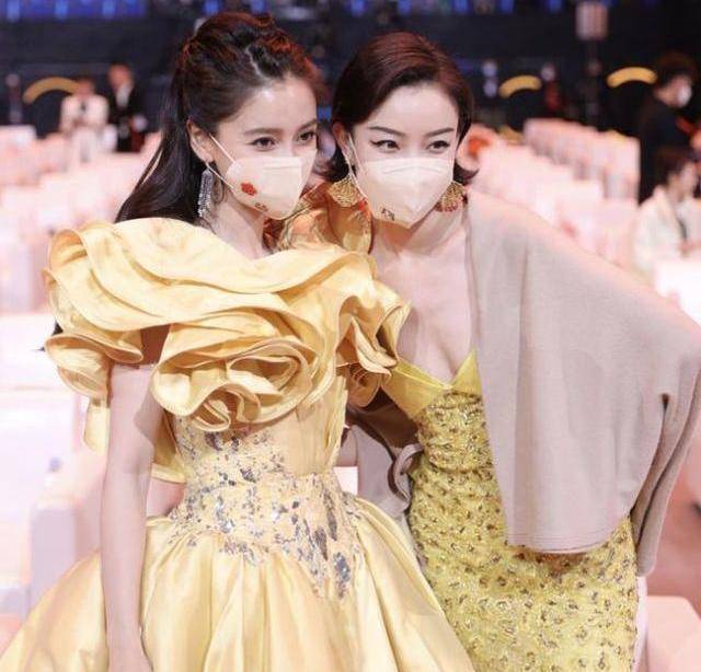 设计 微博之夜红毯走秀：本想艳压群芳，却意外变成了西红柿炒蛋