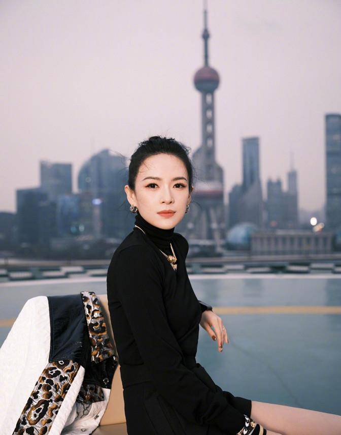 地方 章子怡停机坪拍广告，选对地方太明智，穿皮衣短靴真没人比她会秀