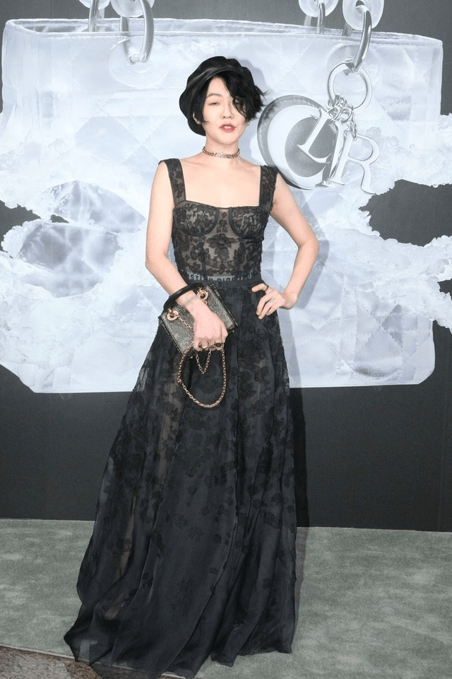 设计 小S难得正经美一回！穿黑色蕾丝连衣裙浪漫精致，眼神迷离太撩人