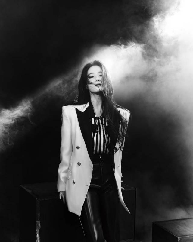 皮质 刘亦菲代言人气场全开！皮裤搭西装罕见不出错，绝美容颜不容小觑