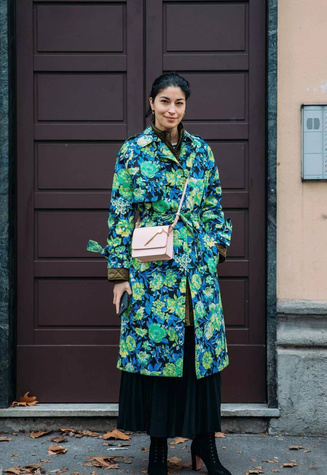 美得 入冬穿大衣＋裙子，美得无可救药！